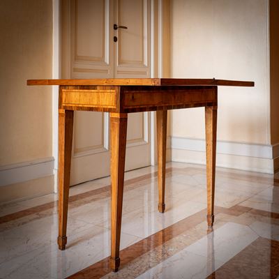 Tavolo da gioco lastronato, intarsiato e filettato, Lombardia, secolo XVIII