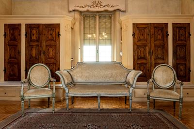 Arredo da salotto in stile Luigi XVI, divano a ventaglio e due poltrone in legno laccato avorio c...