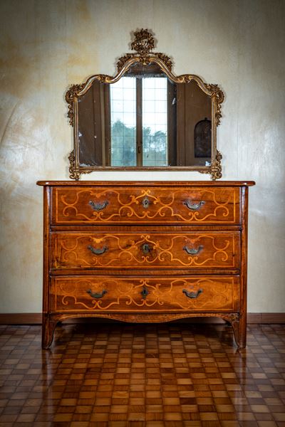 Cassettone intarsiato piemontese del XVIII secolo, intaglio a volute e riserve