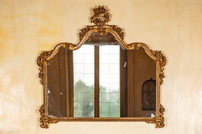 Specchiera a forma mossa con cornice in legno dorato, XVIII–XIX secolo