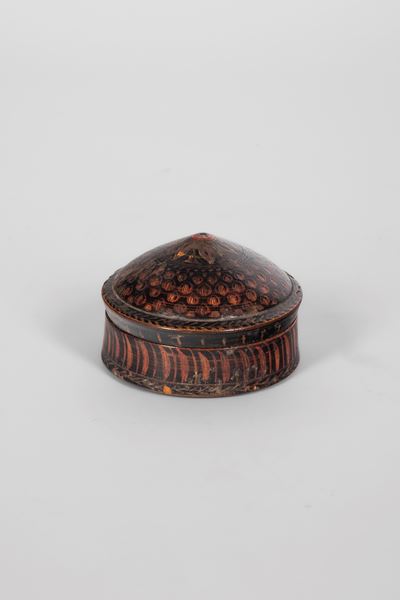 Piccola scatola circolare in legno tornito laccato e dipinto, con coperchio, XIX-XX secolo (proba...