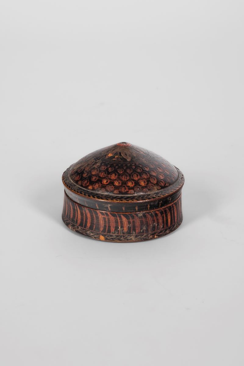 Piccola scatola circolare in legno tornito laccato e dipinto, con coperchio, XIX-XX secolo (proba...