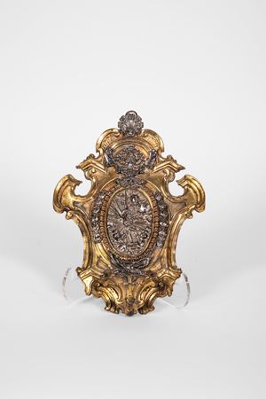Acquasantiera in rame dorato con placca centrale e fregi in argento e vaschetta in bronzo dorato. Roma, inizio secolo XVIII.