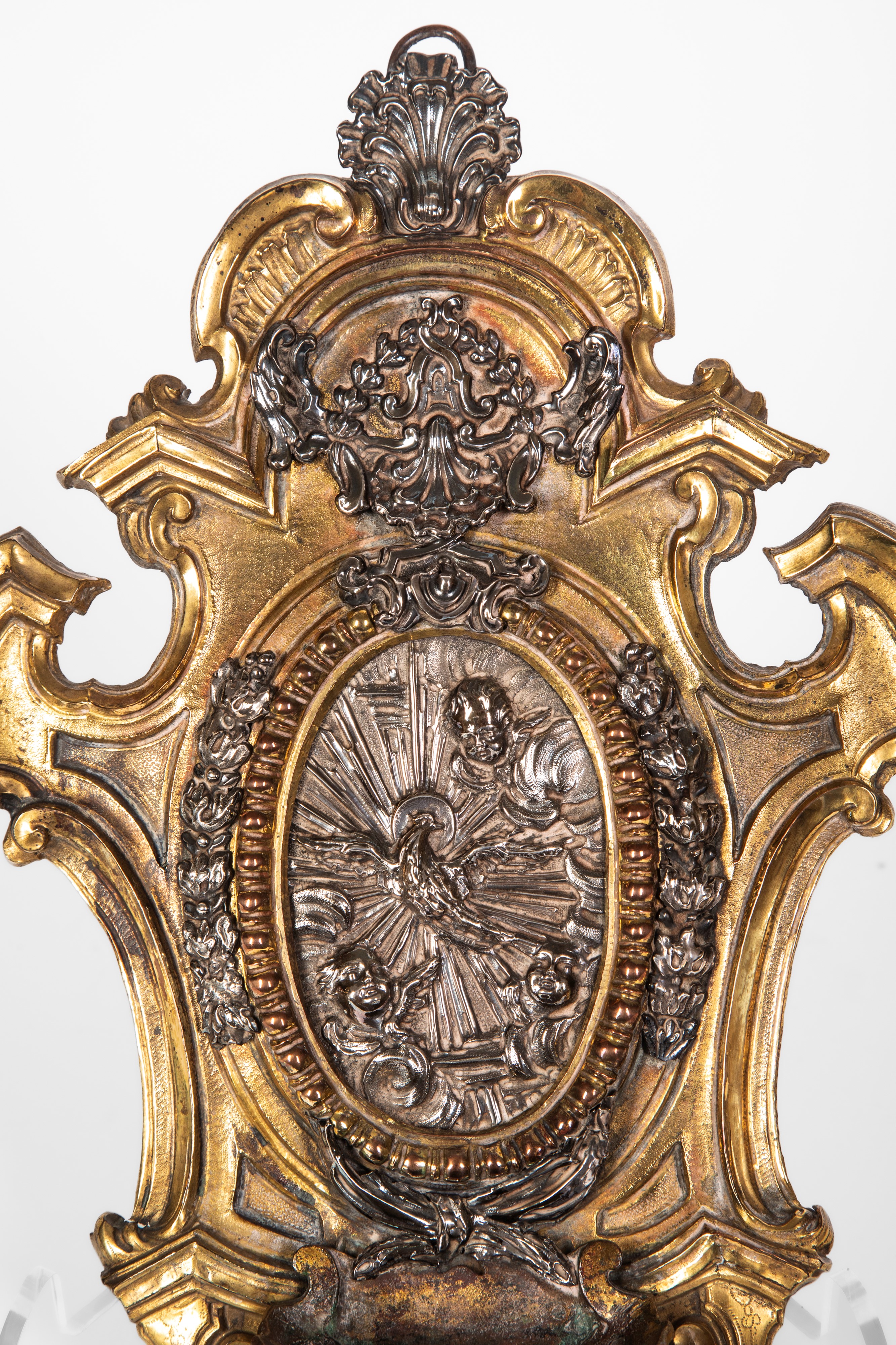 Acquasantiera, rame dorato con placca centrale, fregi in argento e vaschetta in bronzo dorato (Ro...