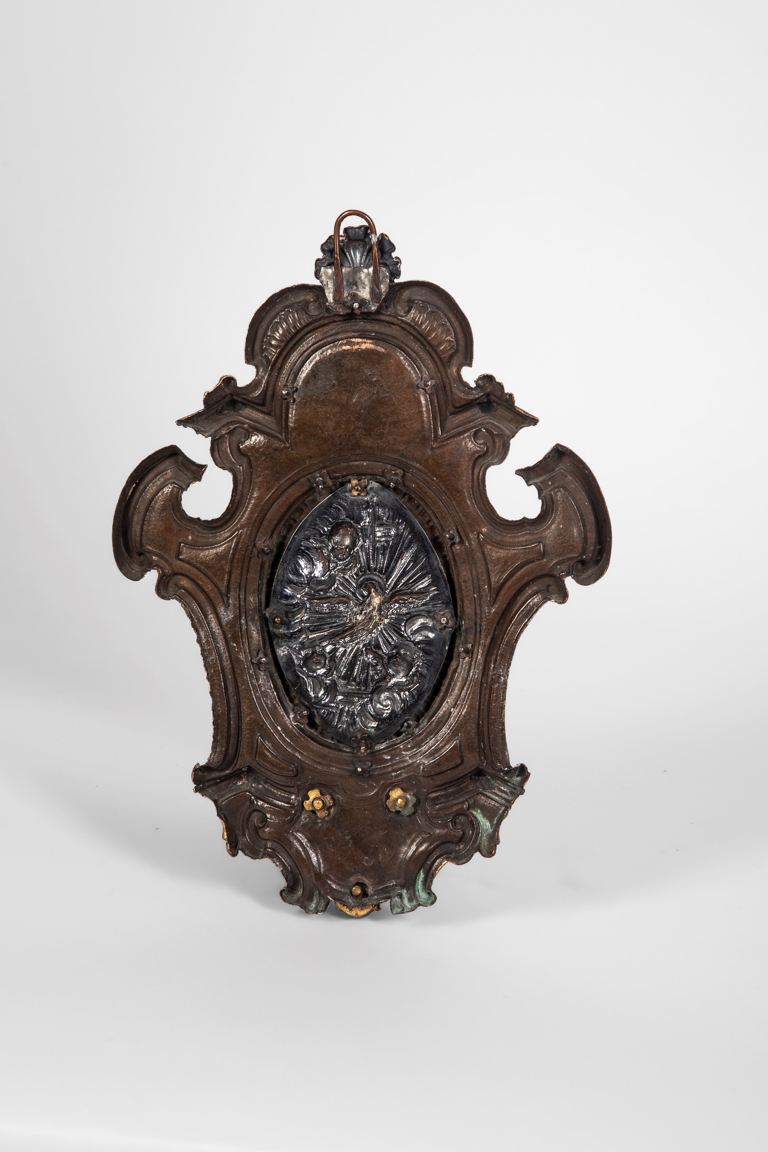 Acquasantiera, rame dorato con placca centrale, fregi in argento e vaschetta in bronzo dorato (Ro...