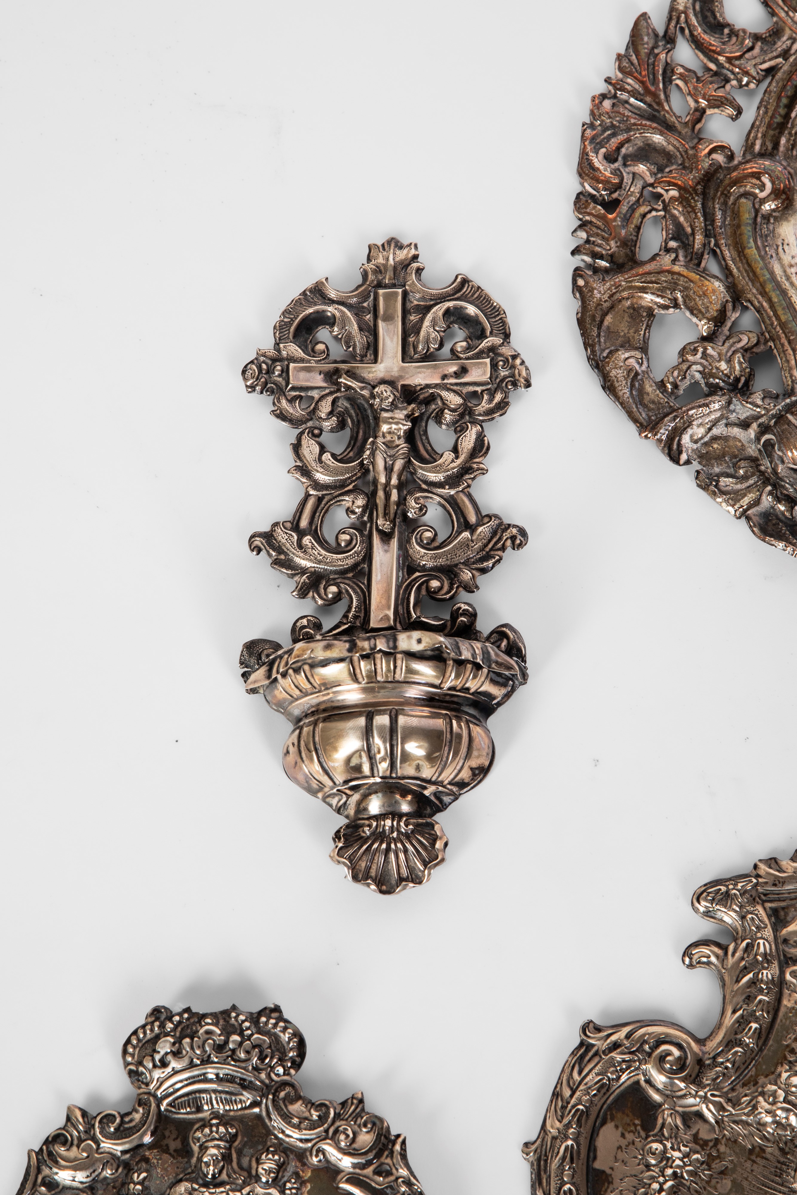Lamina argentata e sbalzata, Collezione di sei acquasantiere (XVIII secolo)