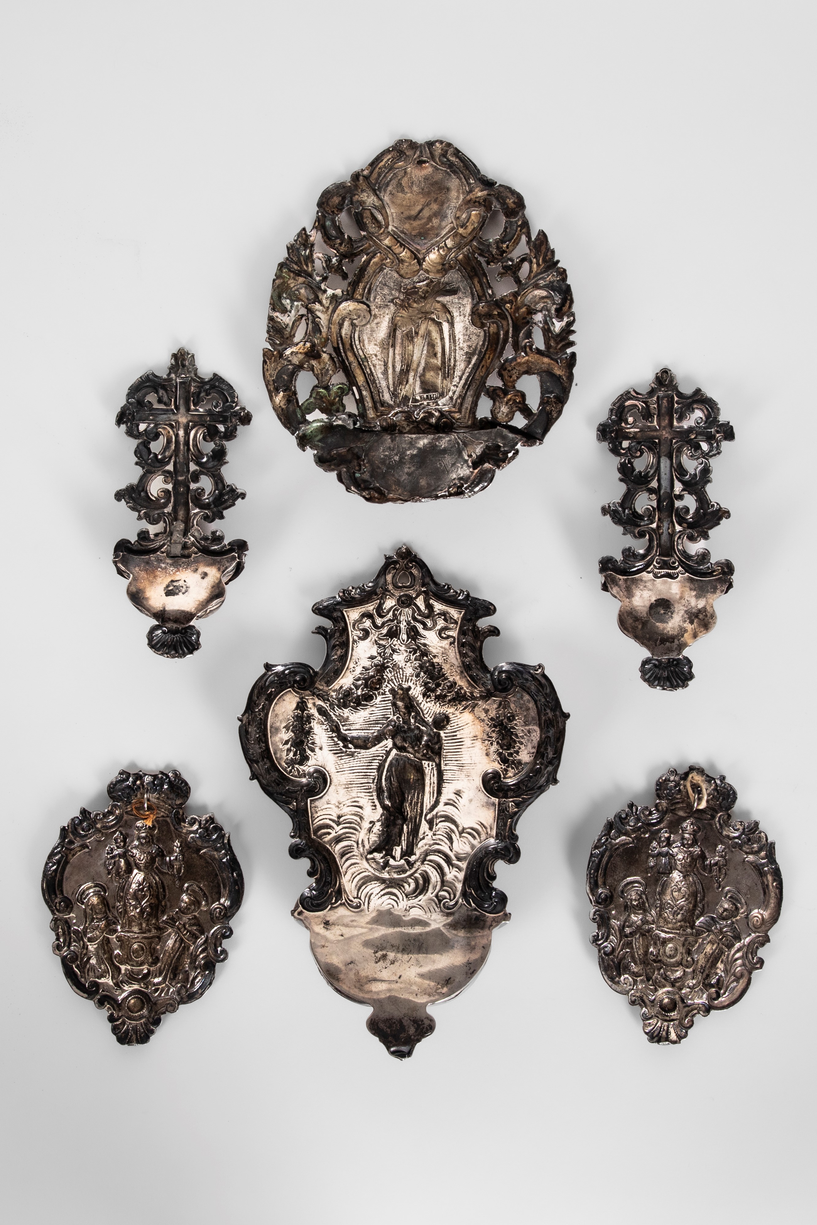 Lamina argentata e sbalzata, Collezione di sei acquasantiere (XVIII secolo)