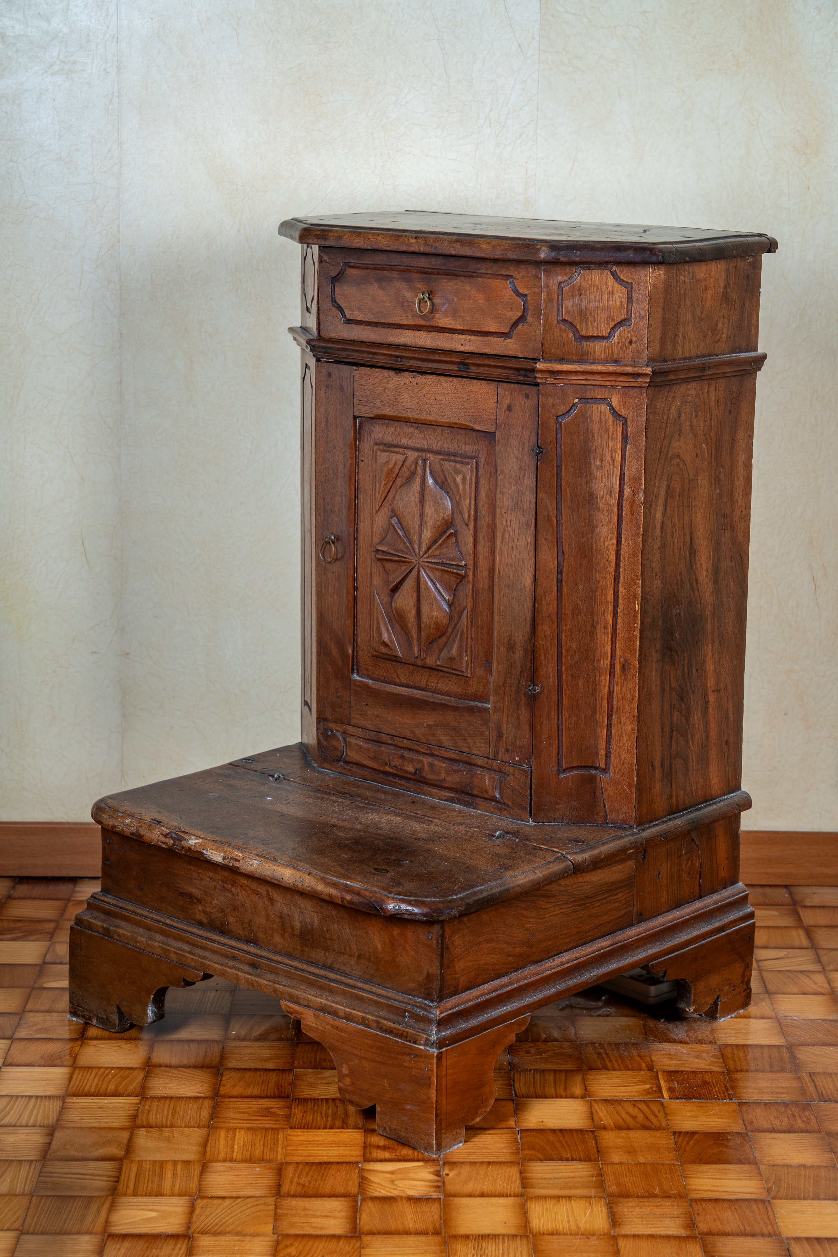 Inginocchiatoio in noce, Piemonte, secolo XVIII
