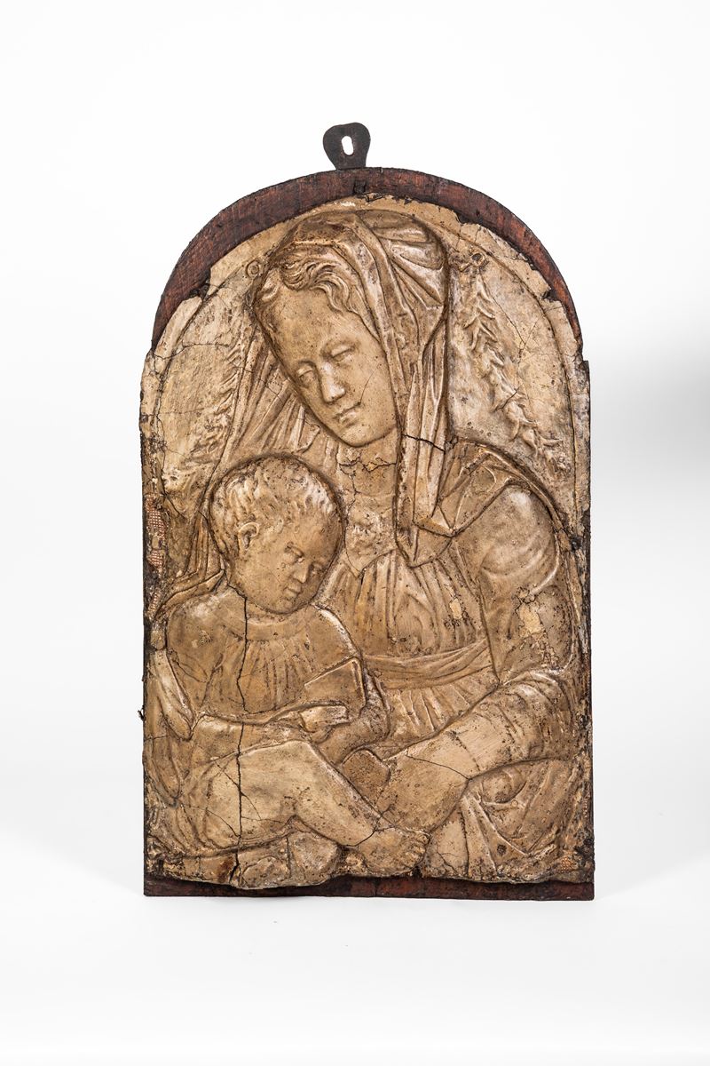 Ambito veneto-padovano, Bassorilievo in stucco raffigurante Madonna con Bambino