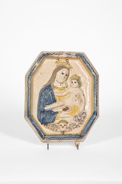 Targa devozionale, maiolica policroma a gran fuoco con Madonna e Bambino