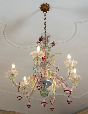 Lampadario a sei luci in vetro di Murano incolore e policromo nei toni del rosso e del verde.