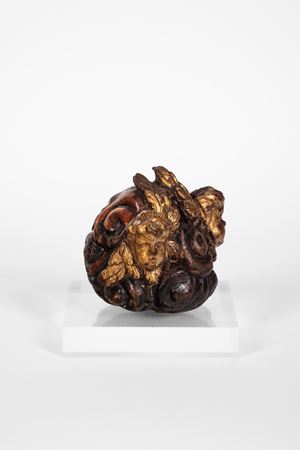 Frammento in legno intagliato e dorato, raffigurante teste di cherubini alati tra nuvole, secolo XVII-XVIII.