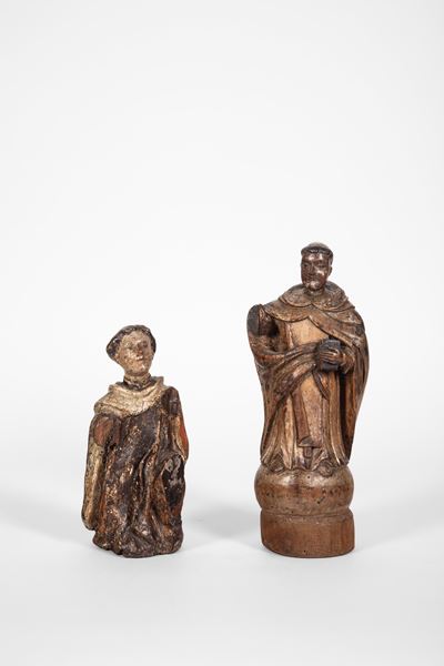 Due statuette lignee intagliate raffiguranti santi, con panneggio e libro, XVII–XVIII secolo