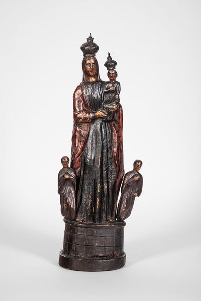 Ambito spagnolo, Madonna con Bambino coronati e figure oranti, legno scolpito e policromo