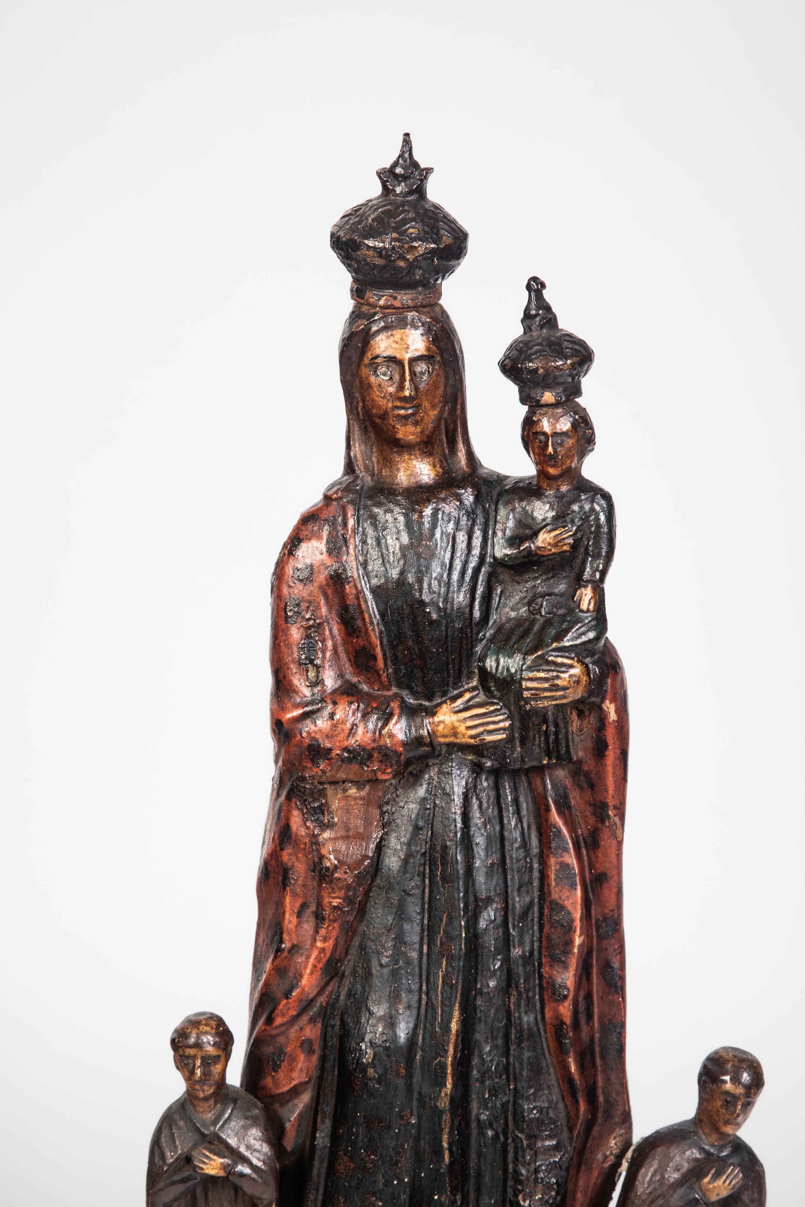 Ambito spagnolo, Madonna con Bambino coronati e figure oranti, legno scolpito e policromo