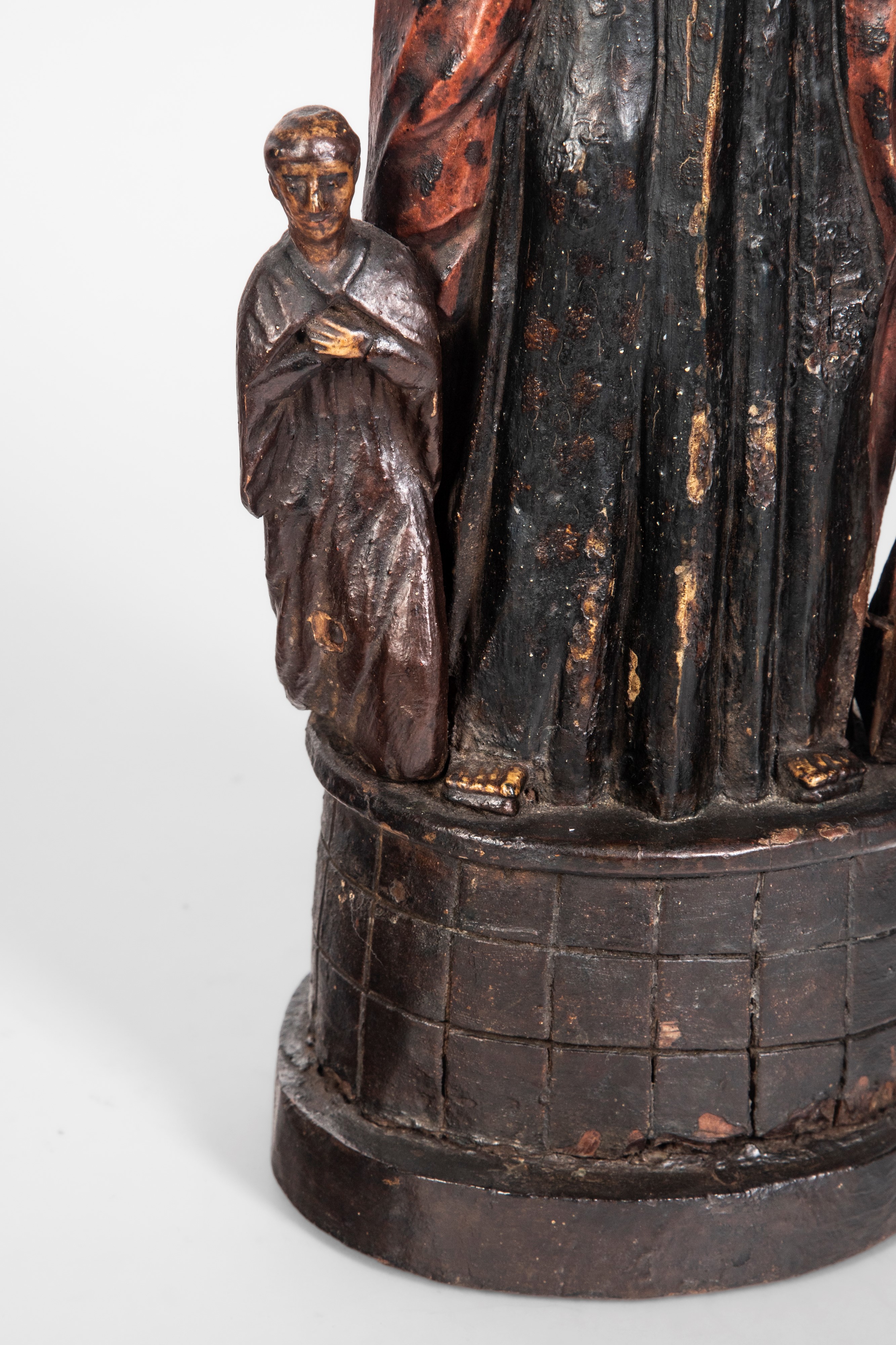 Ambito spagnolo, Madonna con Bambino coronati e figure oranti, legno scolpito e policromo