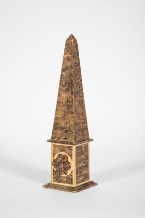 Obelisco decorativo in carta marmorizzata.