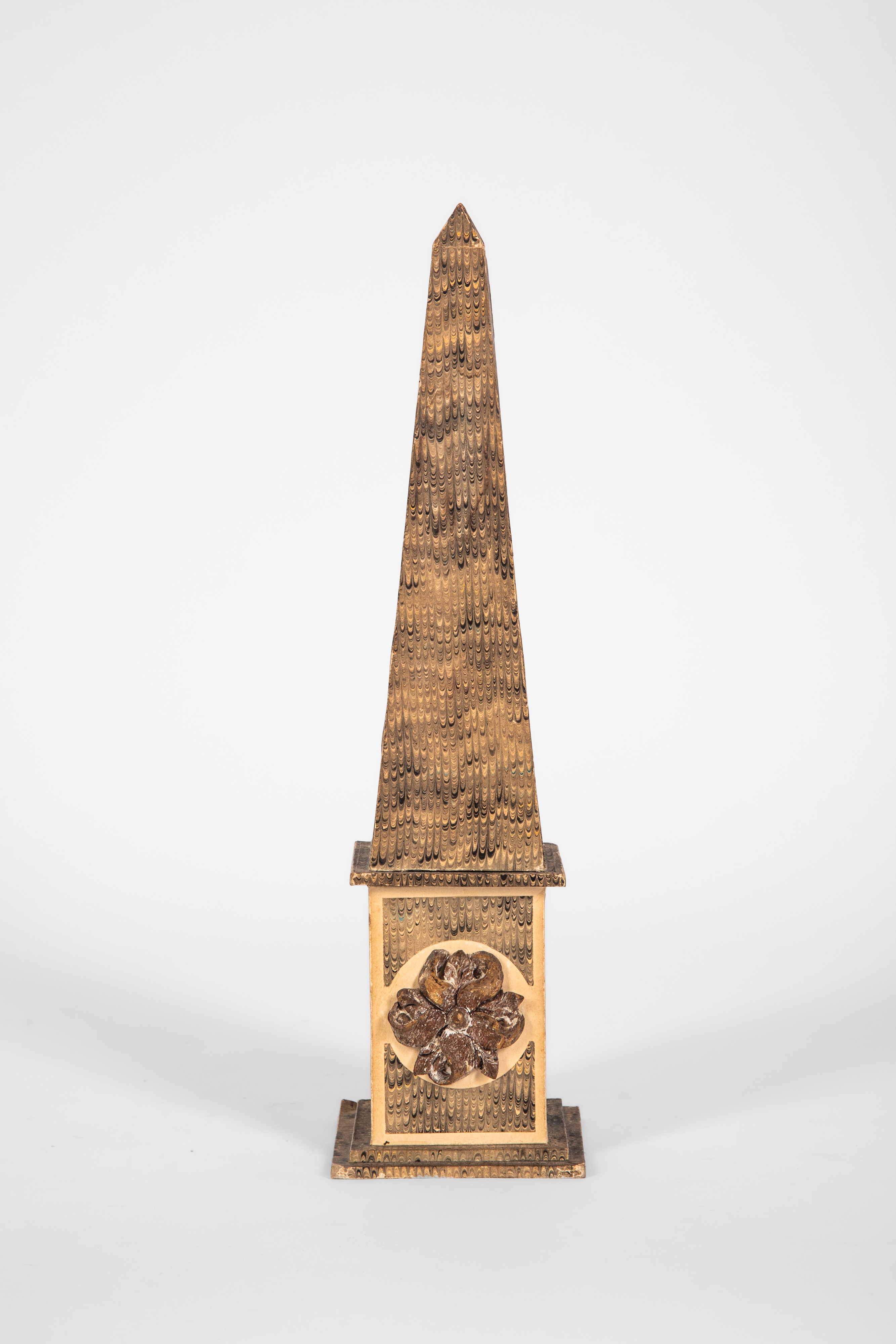 Obelisco decorativo in carta marmorizzata, elemento d’arredo