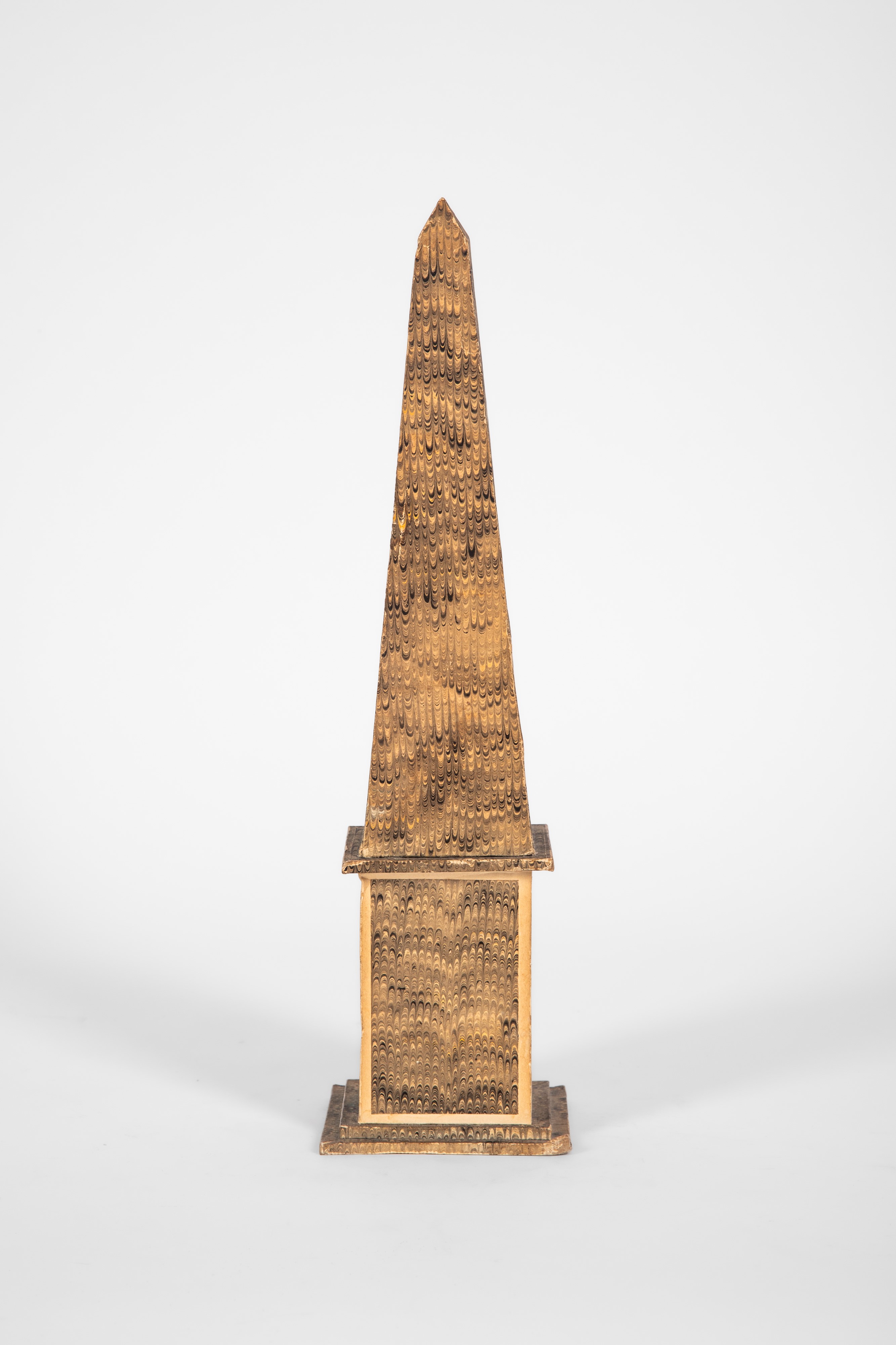 Obelisco decorativo in carta marmorizzata, elemento d’arredo