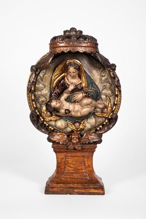 Altorilievo in cartapesta policroma raffigurante Madonna con Bambino tra nuvole e cherubini entro baldacchino. Secolo XVI-XVII