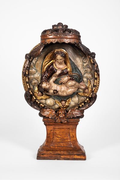 Altorilievo in cartapesta policroma, Madonna con Bambino tra nuvole e cherubini entro baldacchino...