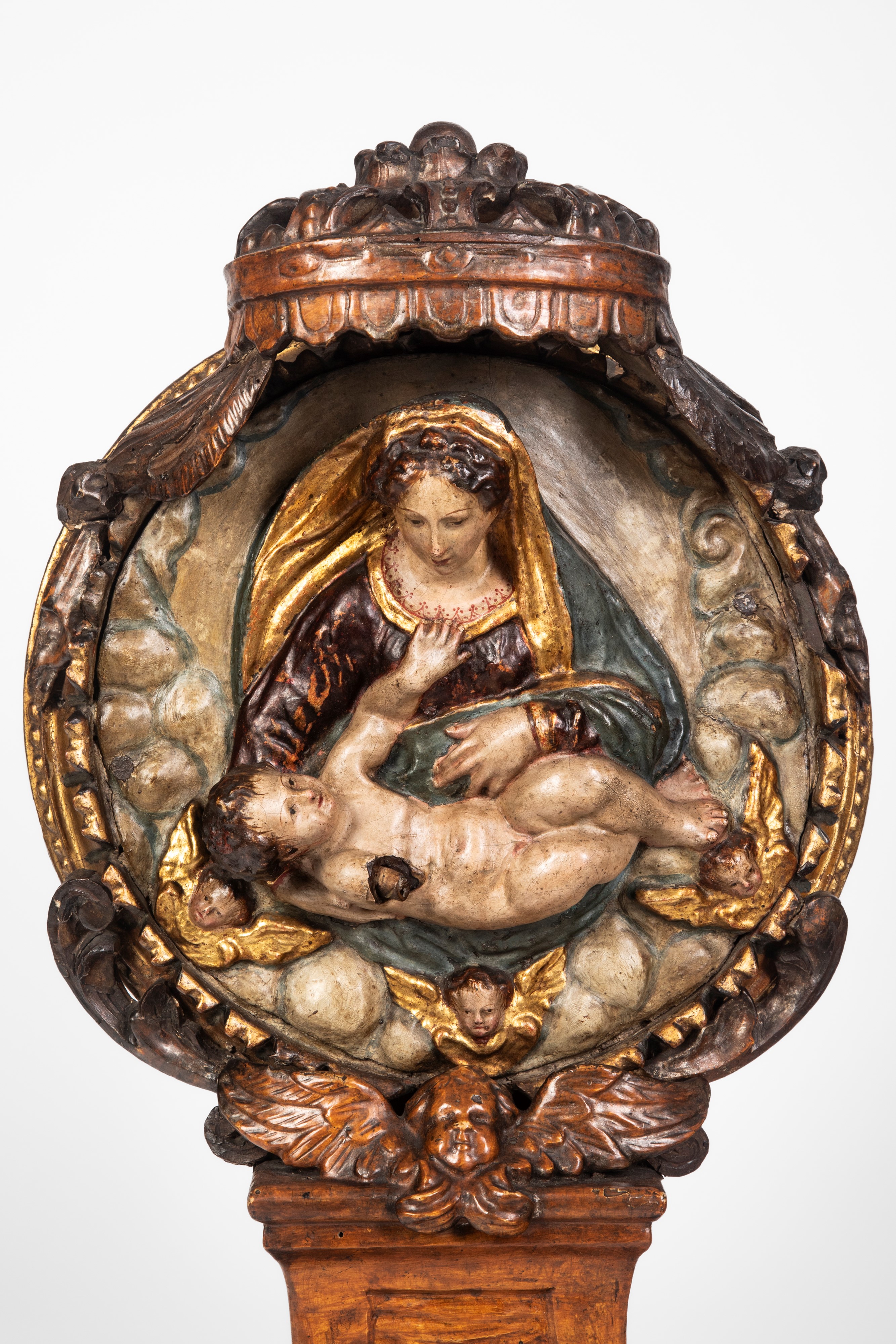 Scuola italiana, Altorilievo in cartapesta policroma raffigurante Madonna con Bambino tra nuvole ...