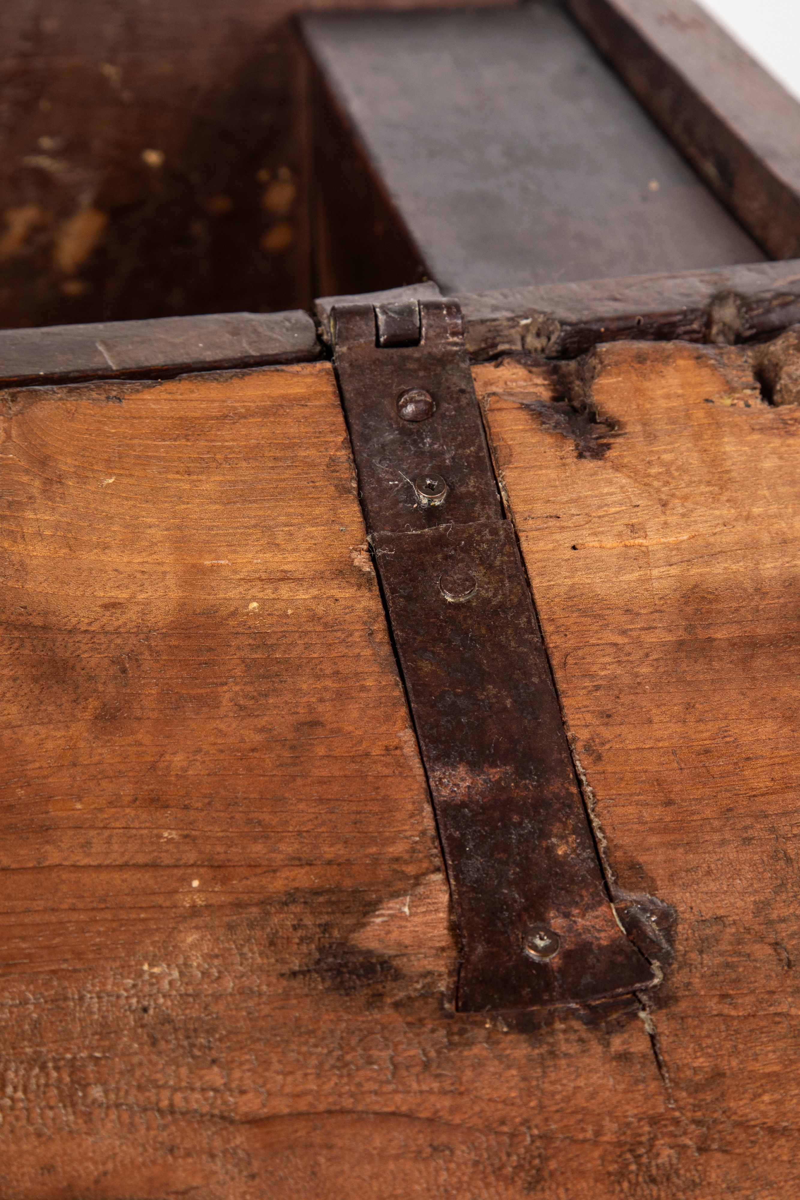Cassapanca in noce, Lombardia, XVII secolo