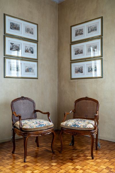 Coppia di poltrone in noce, forma mossa, intaglio floreale, schienale e seduta in canneté, XVIII ...