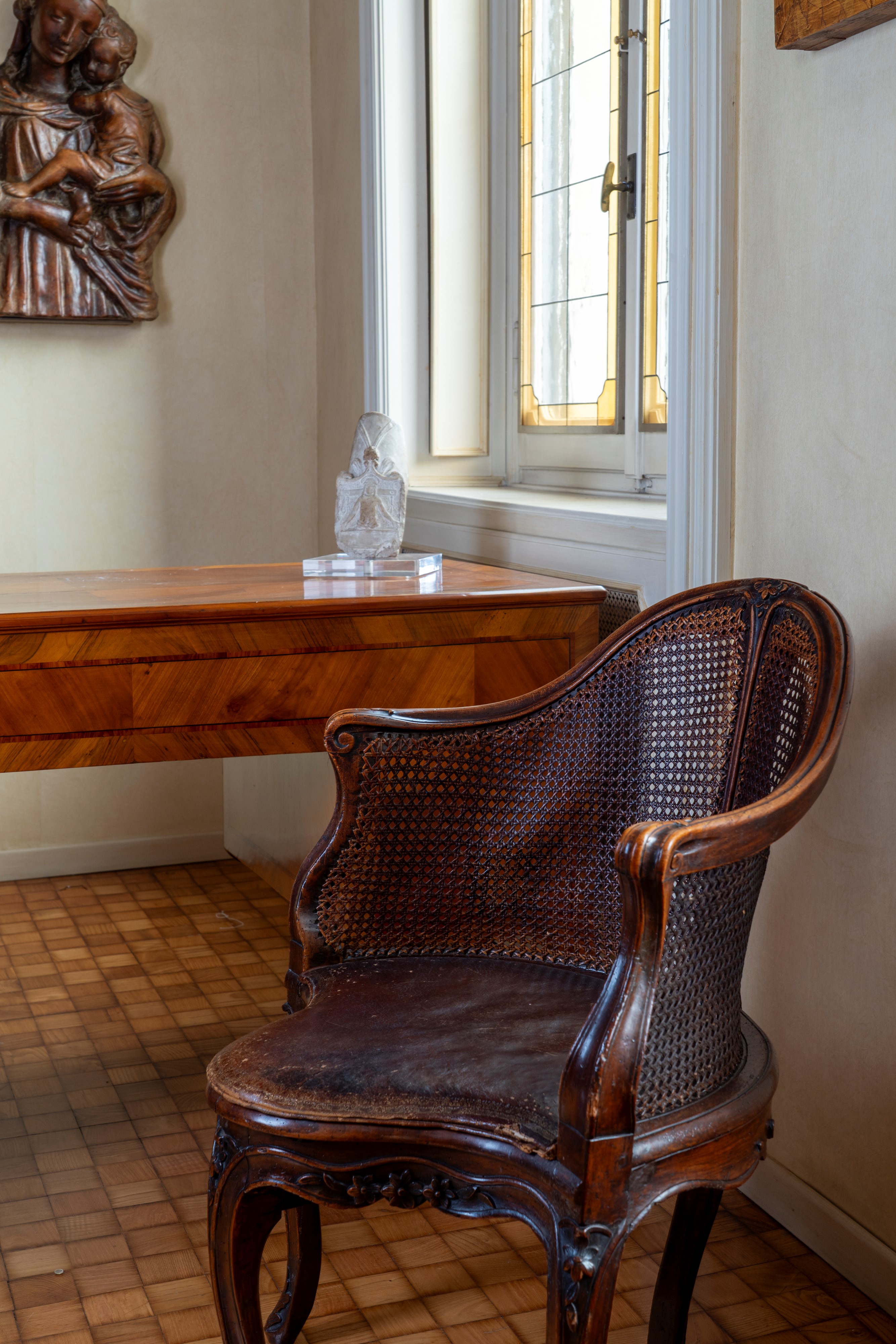 Bergère d’angolo Luigi XV, fauteuil de bureau, faggio tinto (Francia), metà secolo XVIII