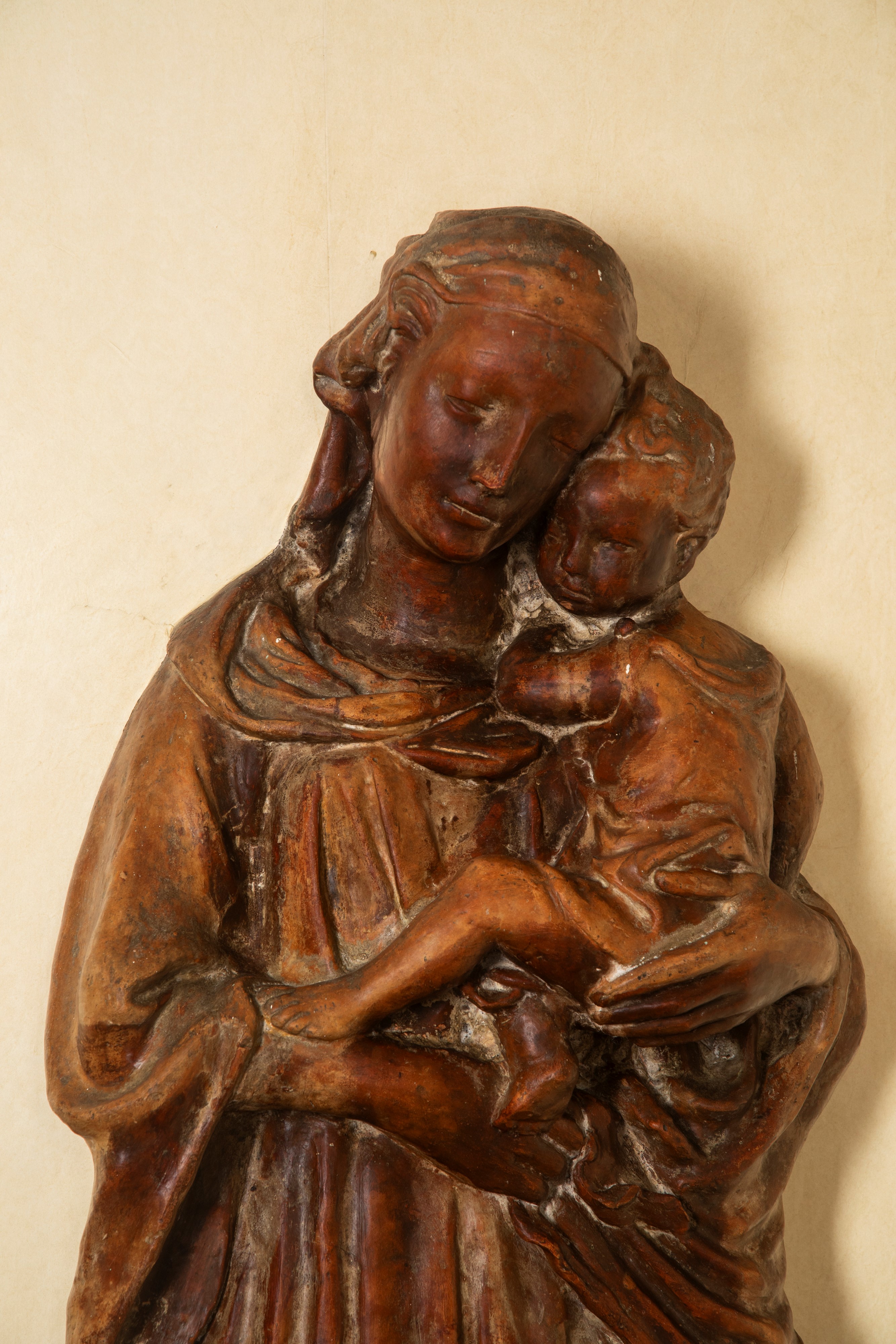 Altorilievo in terracotta, Madonna con Bambino, Toscana, XV secolo
