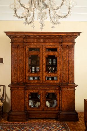 Importante doppio corpo lombardo di impianto architettonico lastronato in radica di noce. 