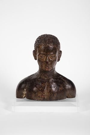 Mezzobusto in noce intagliato e patinato raffigurante giovane. Ambito toscano, secolo XV-XVI.