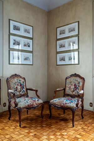 Coppia di poltrone in noce rivestite sullo schienale, sul sedile e sui braccioli con arazzi francesi ricamati a vasi di fiori con uccelli. Met&agrave; secolo XVIII.