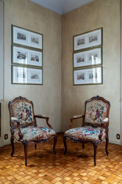 Coppia di poltrone, noce, rivestimento con arazzi francesi ricamati e motivo floreale con uccelli...