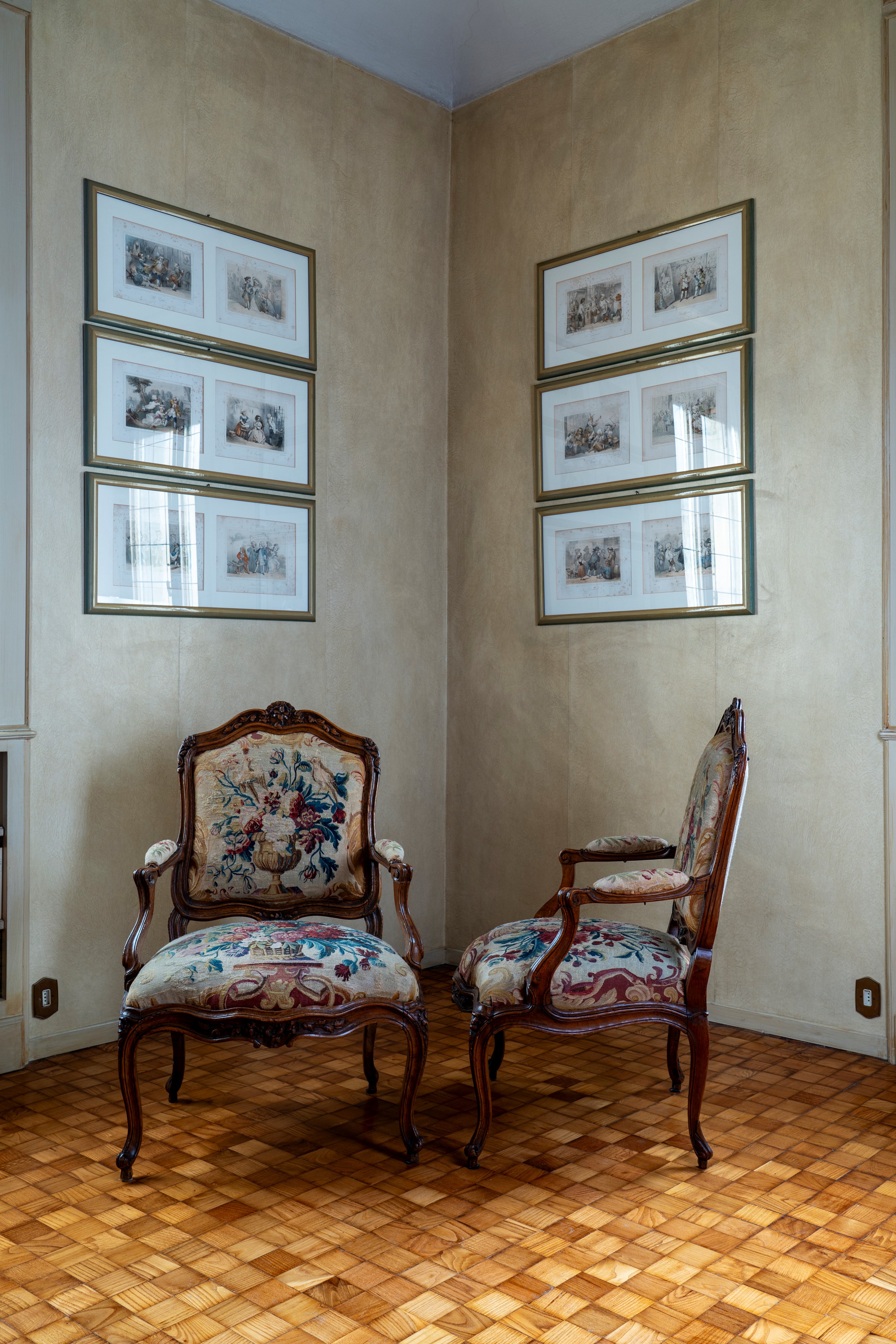 Coppia di poltrone, noce, rivestimento con arazzi francesi ricamati e motivo floreale con uccelli...