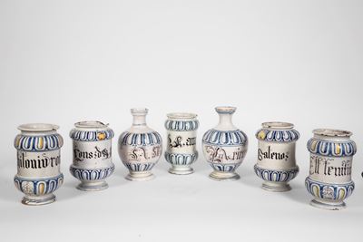 Italia settentrionale, XVIII secolo, Sette vasi da farmacia in maiolica policroma (albarelli e bo...