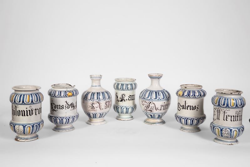 Italia settentrionale, XVIII secolo, Sette vasi da farmacia in maiolica policroma (albarelli e bo...