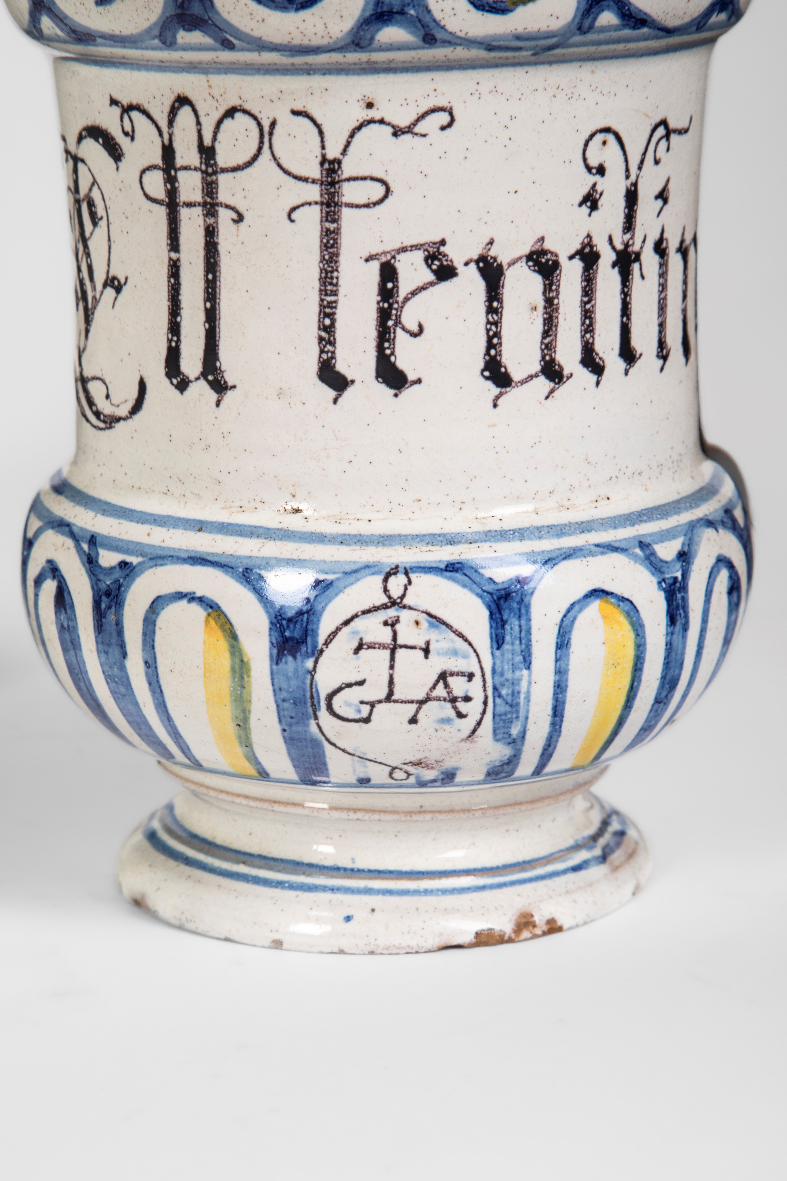 Italia settentrionale, XVIII secolo, Sette vasi da farmacia in maiolica policroma (albarelli e bo...