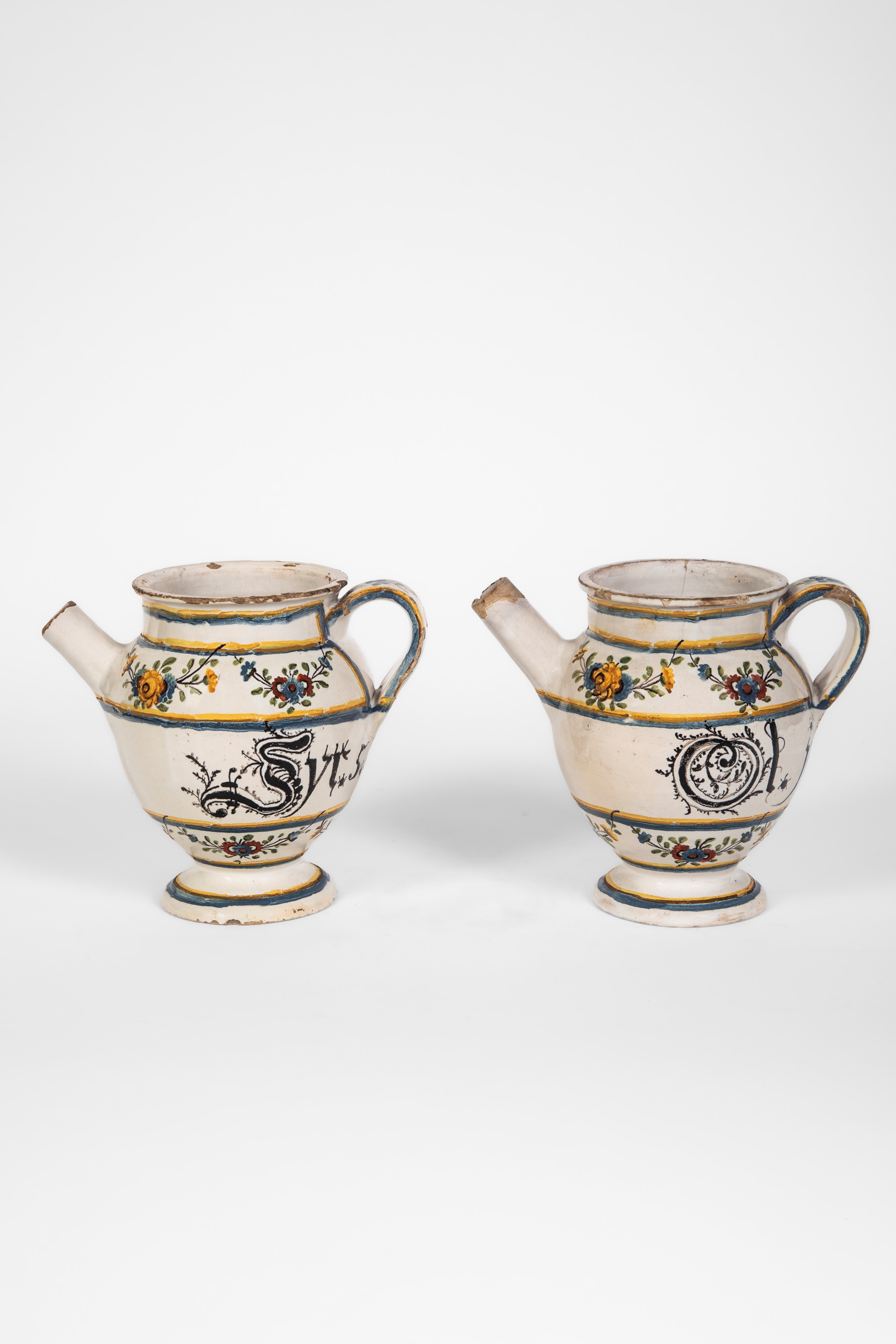 Coppia di versatoi da farmacia in maiolica policroma, Torino, XVIII secolo