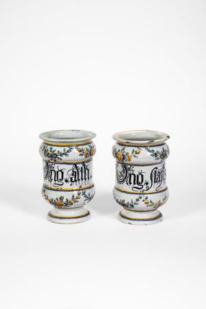 Coppia di albarelli da farmacia in maiolica policroma. Torino, XVIII secolo.