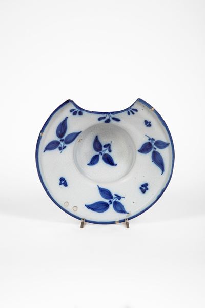 Italia settentrionale, Bacile da barbiere in maiolica decorata in blu (XVIII secolo)