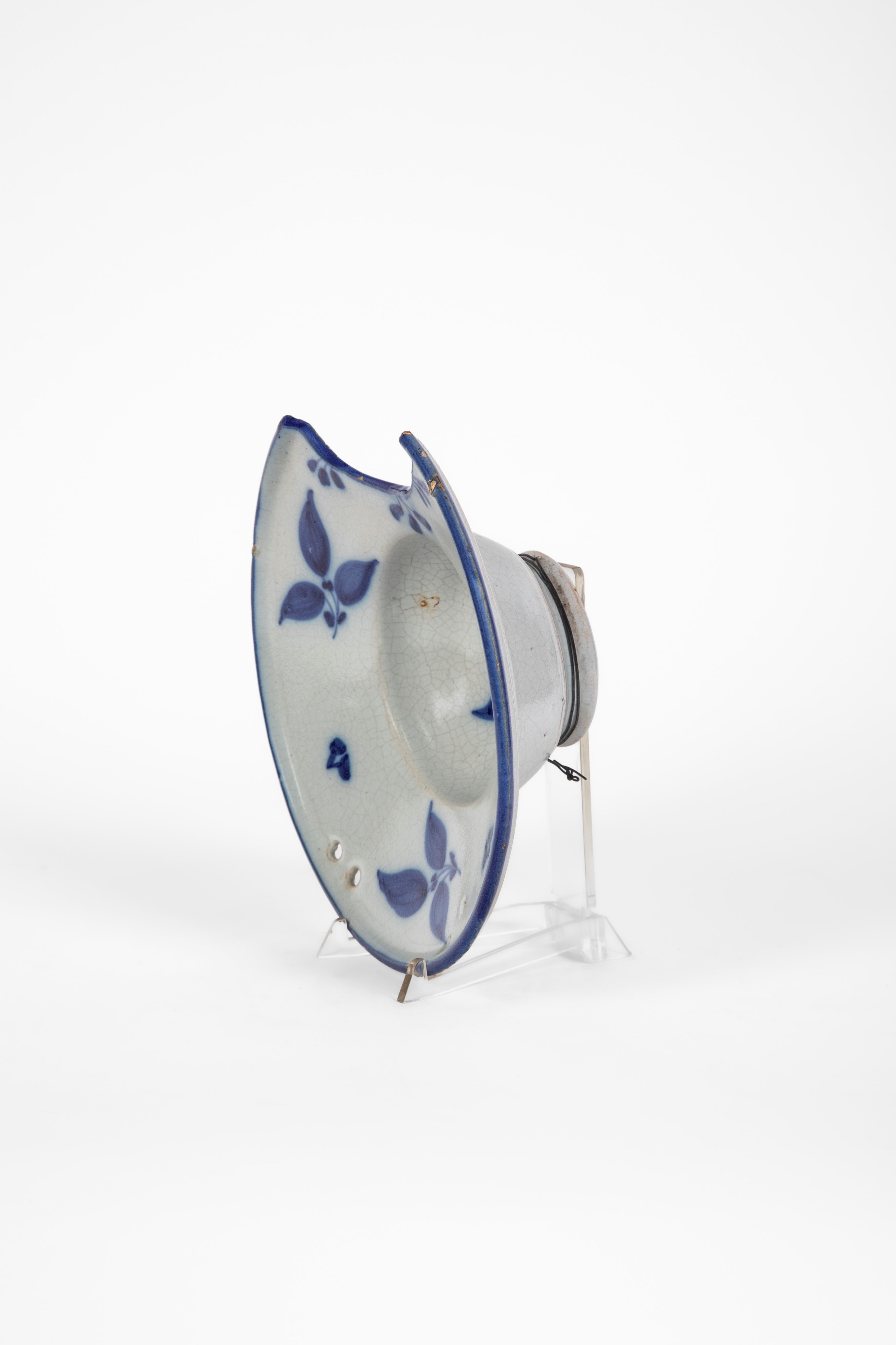 Italia settentrionale, Bacile da barbiere in maiolica decorata in blu (XVIII secolo)