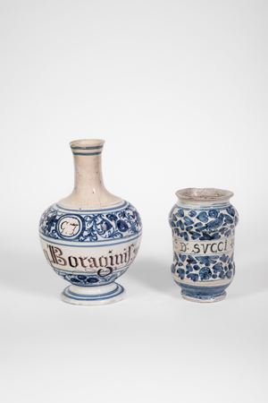 Due vasi da farmacia in maiolica decorata in blu. Italia settentrionale, XVII-XVIII secolo.