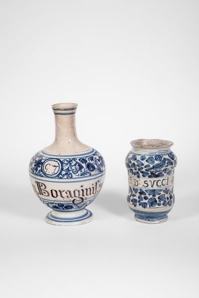 Italia settentrionale, Albarello e bottiglia da farmacia in maiolica decorata in blu (XVII-XVIII ...