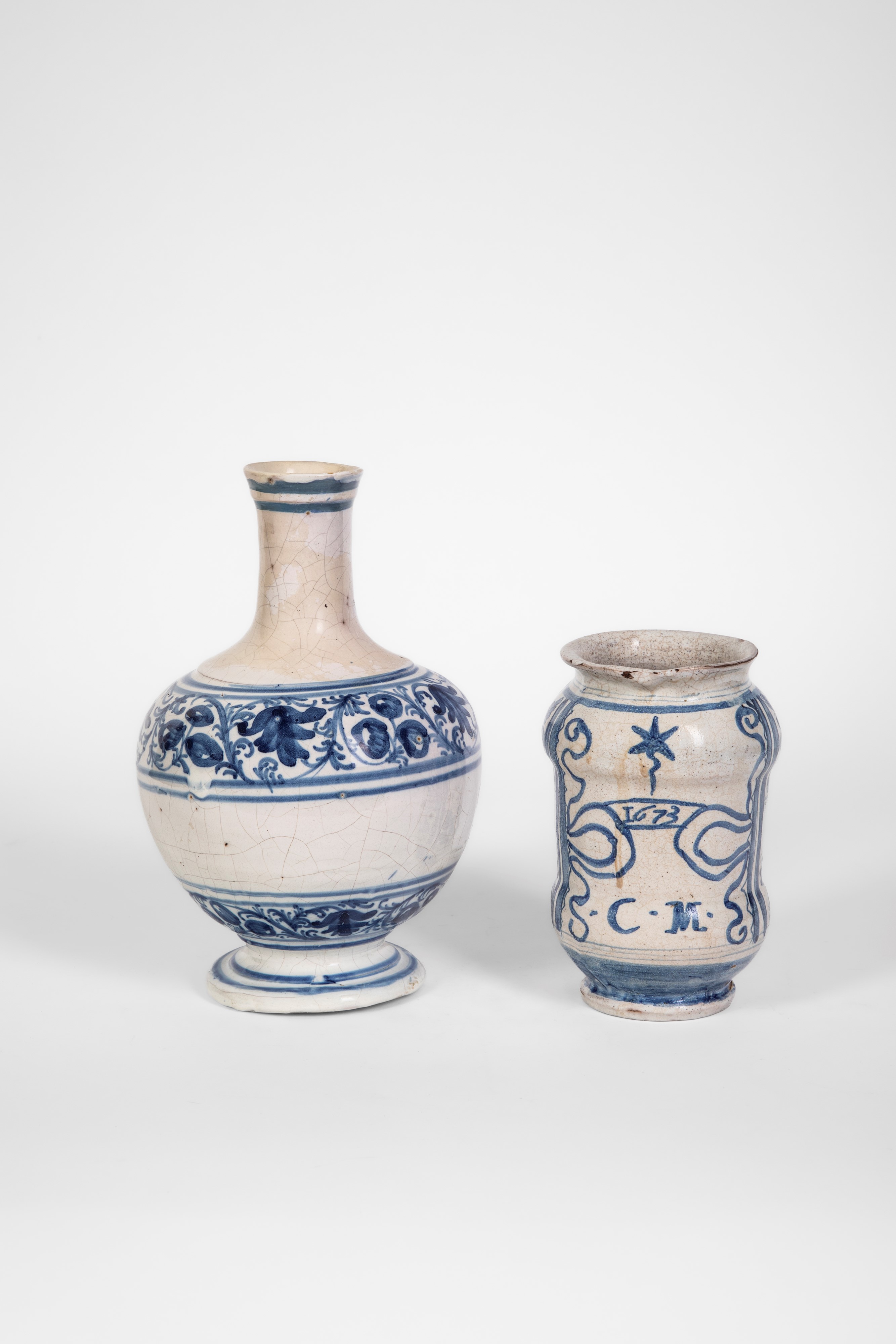Italia settentrionale, Albarello e bottiglia da farmacia in maiolica decorata in blu (XVII-XVIII ...