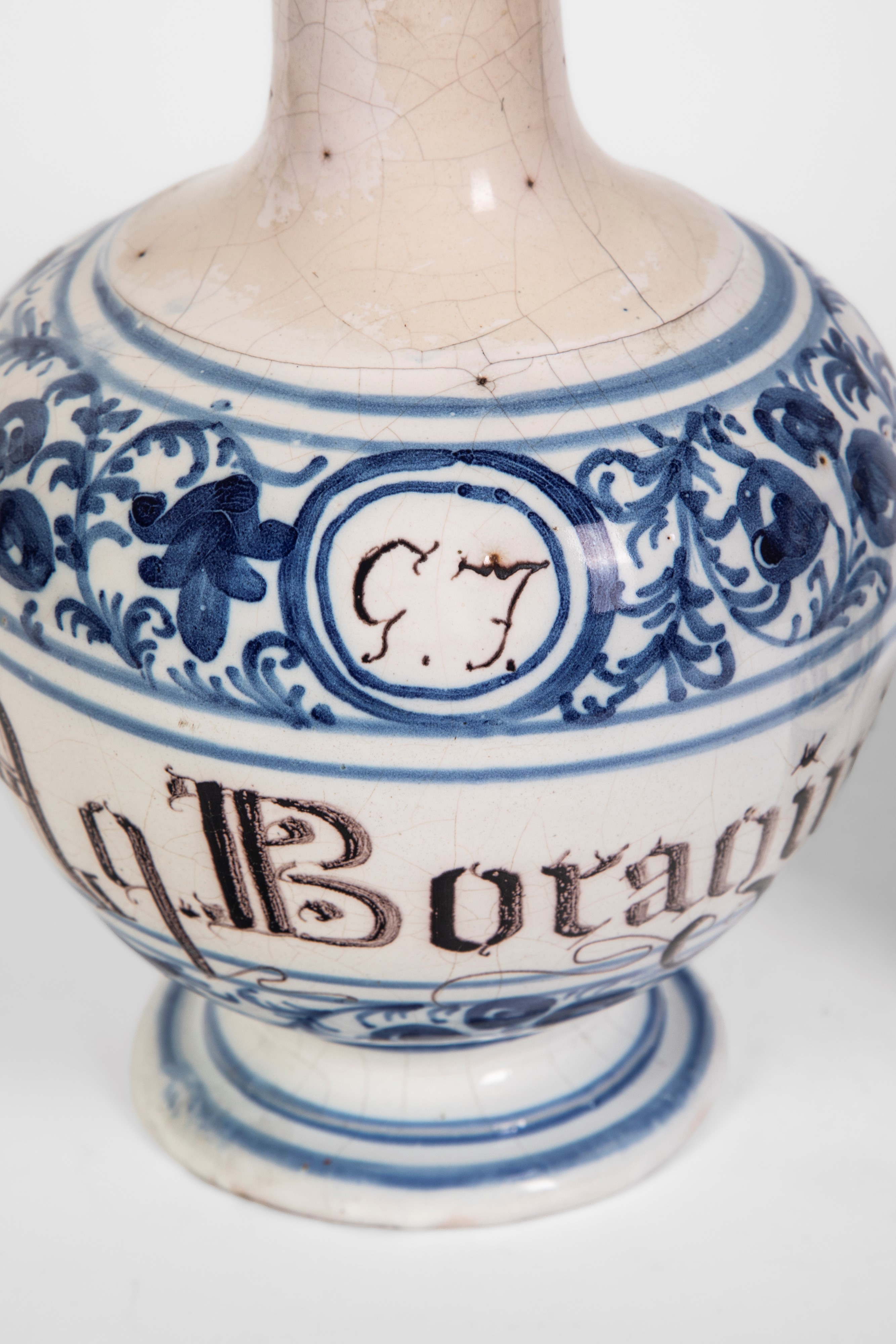 Italia settentrionale, Albarello e bottiglia da farmacia in maiolica decorata in blu (XVII-XVIII ...