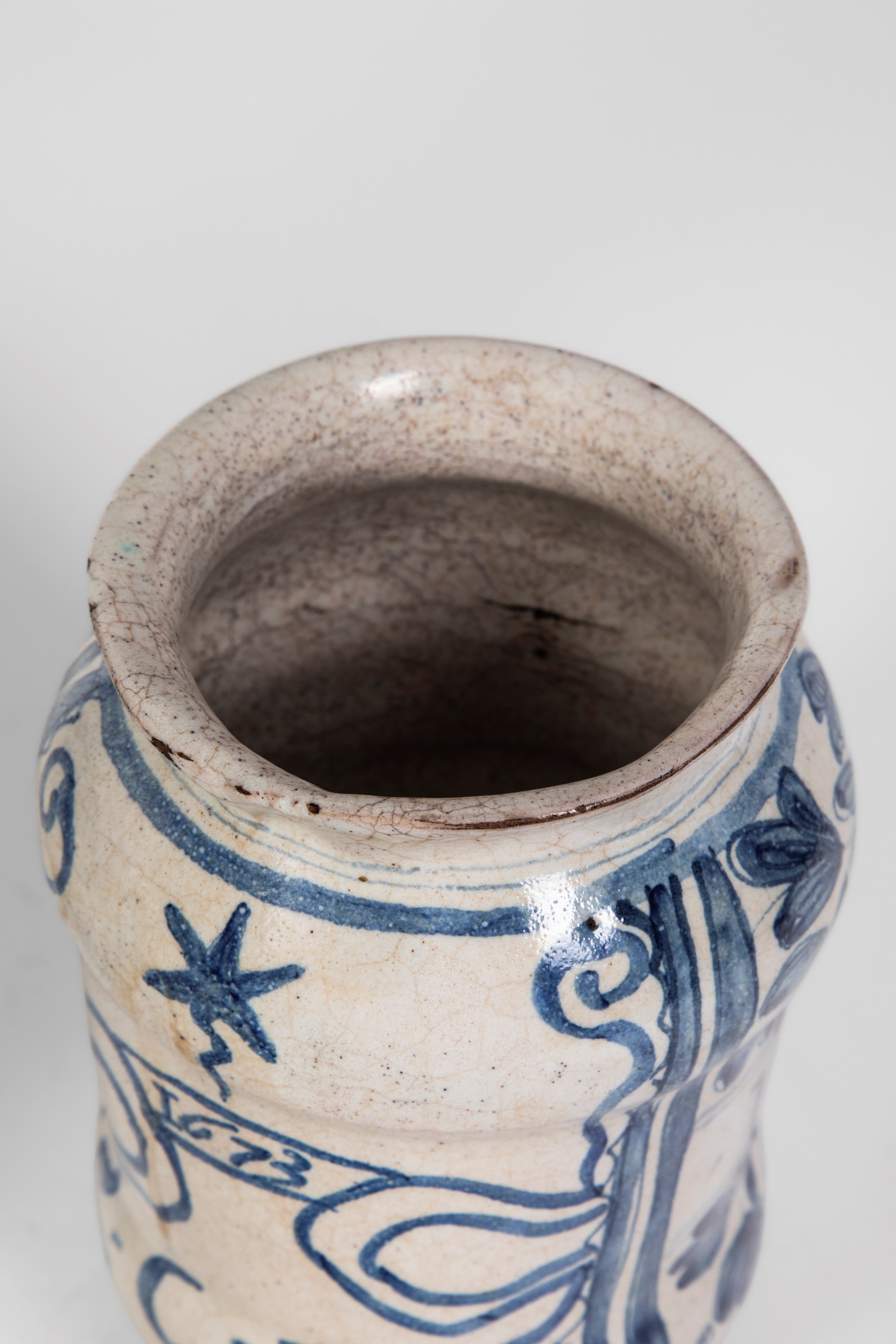 Italia settentrionale, Albarello e bottiglia da farmacia in maiolica decorata in blu (XVII-XVIII ...