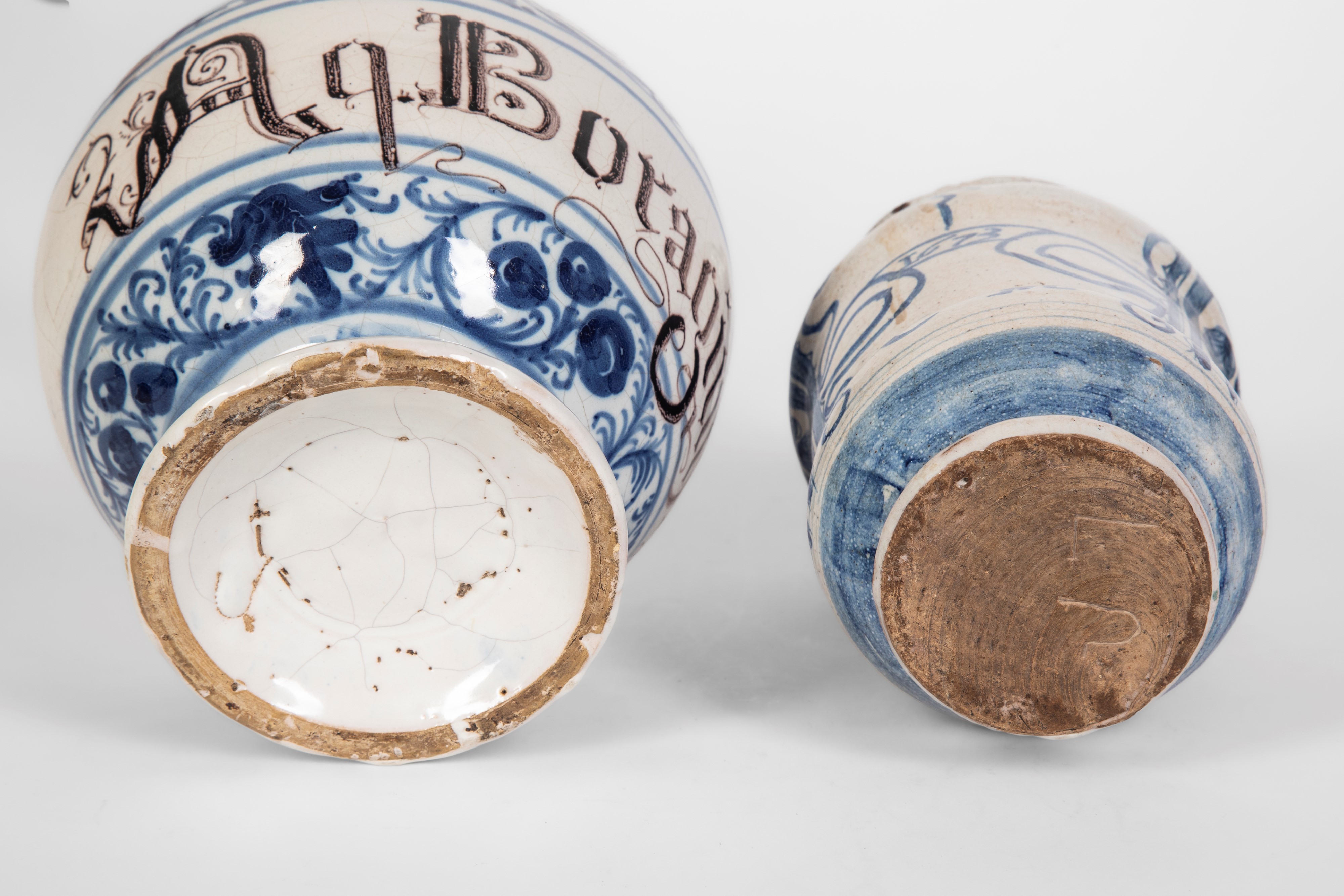 Italia settentrionale, Albarello e bottiglia da farmacia in maiolica decorata in blu (XVII-XVIII ...