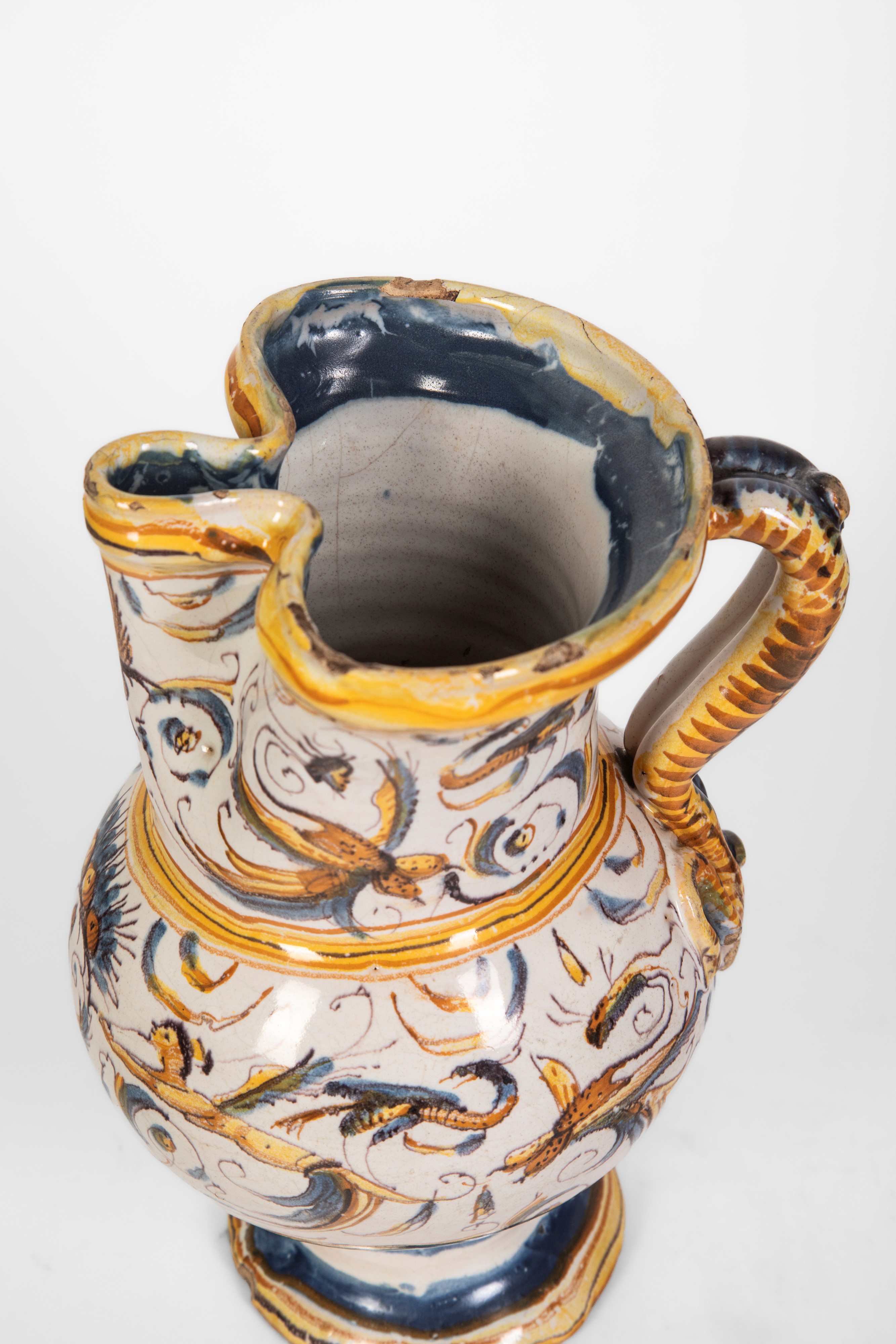 Italia centrale (Pesaro o Urbino), Boccale in maiolica policroma del XVIII secolo