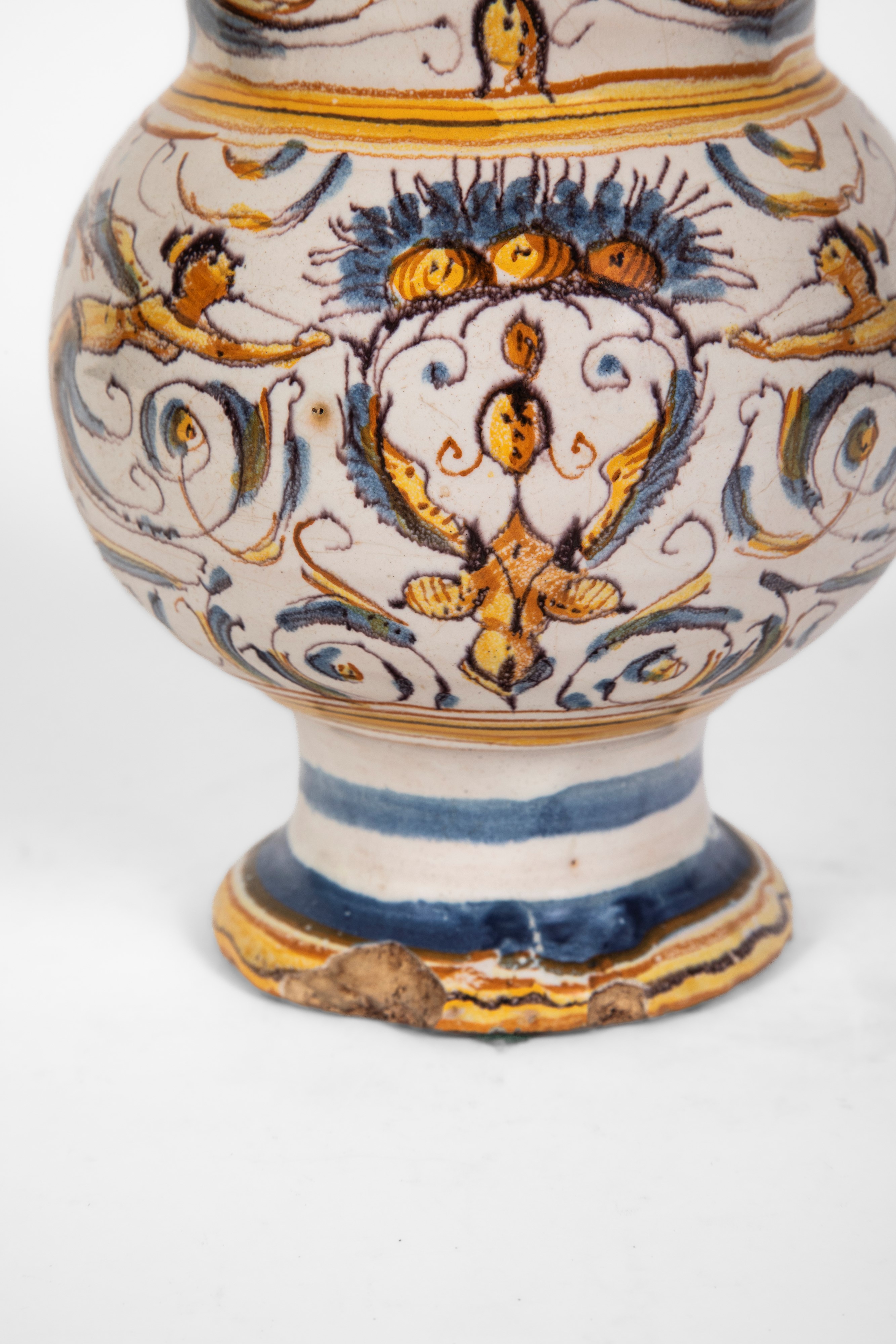 Italia centrale (Pesaro o Urbino), Boccale in maiolica policroma del XVIII secolo